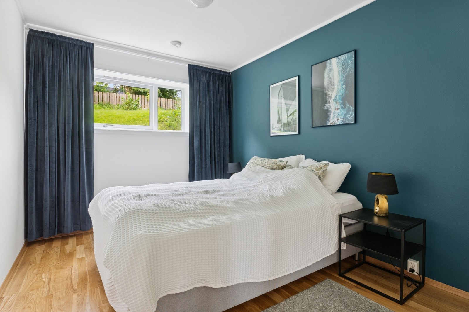 Romslig og luftig soverom Galleribilde