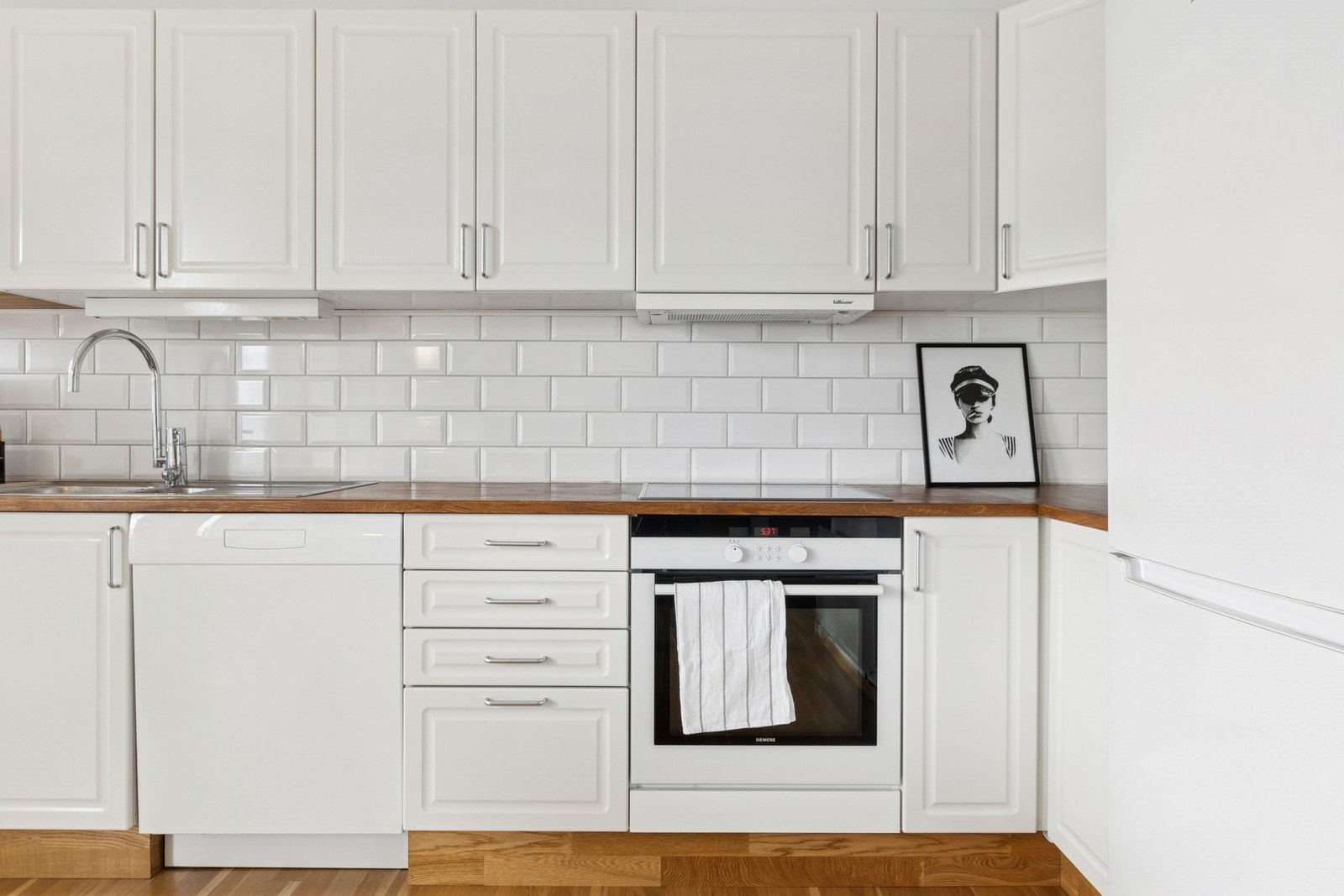 Det er integrert komfyr og platetopp, og det er opplegg for oppvaskmaskin. Galleribilde