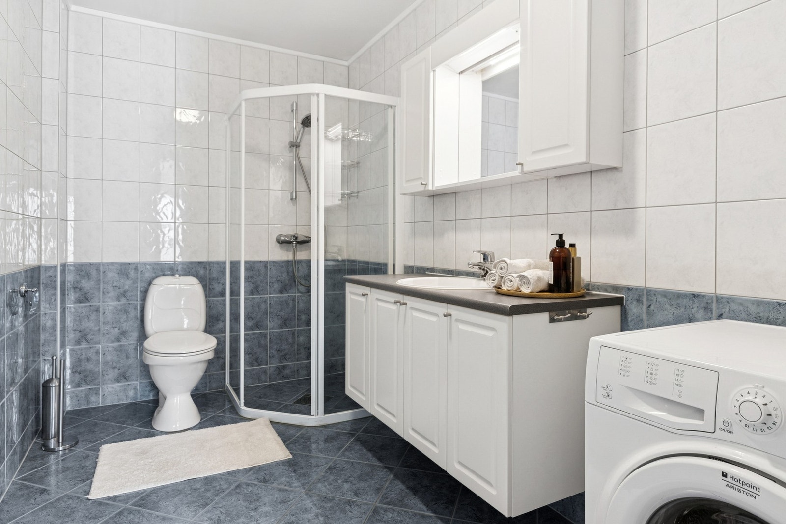 Badet har flislagt gulv med elektriske varmekabler, flislagte vegger og malt himling. Galleribilde