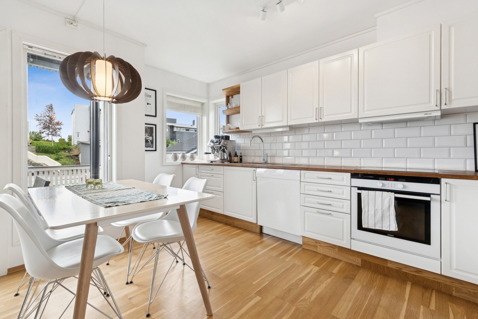 Kjøkkenet har malte profilerte fronter og benkeplate i heltre. Galleribilde