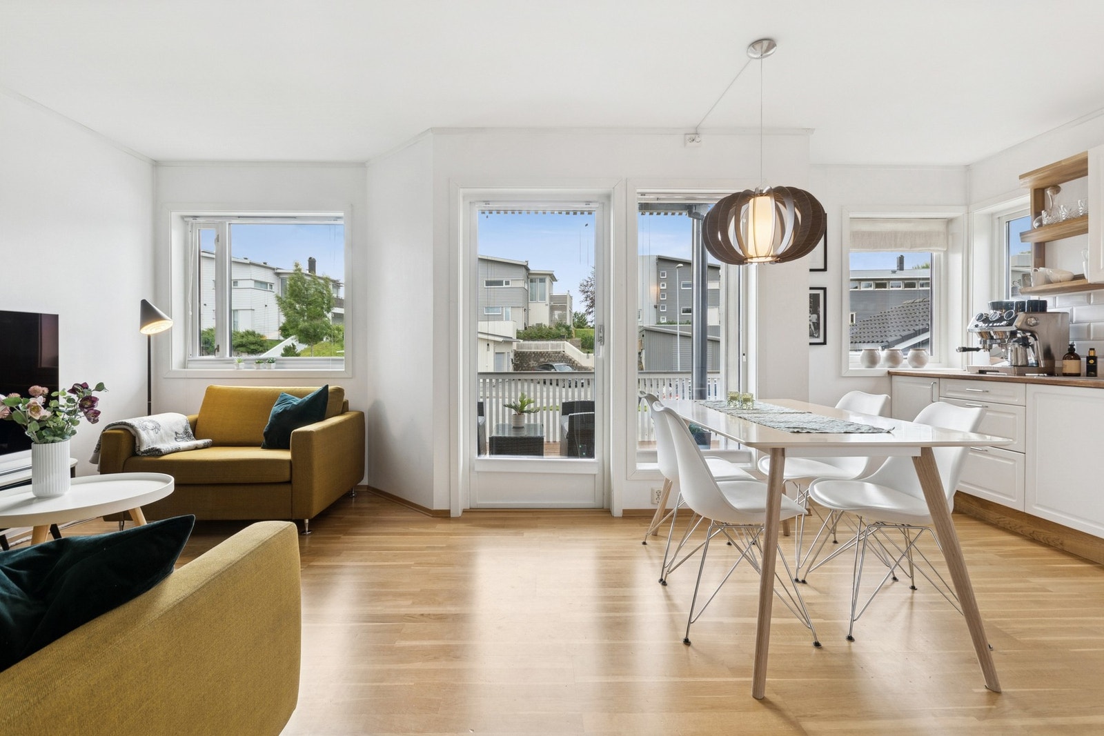 Åpen stue/kjøkken løsning med plass til både sitte- og spisegruppe. Galleribilde