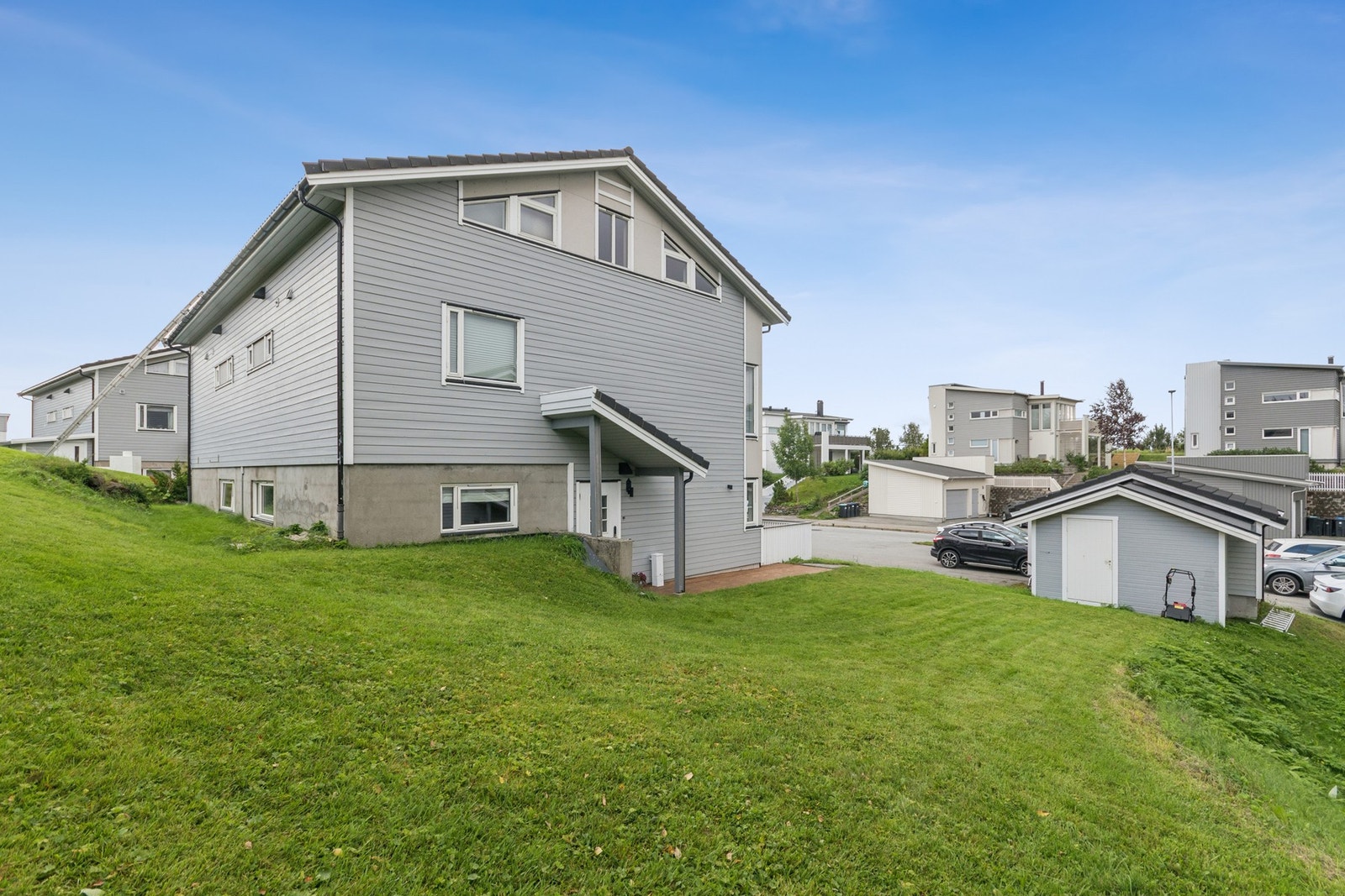 Det er parkering på asfaltert areal i front av boligen. Galleribilde