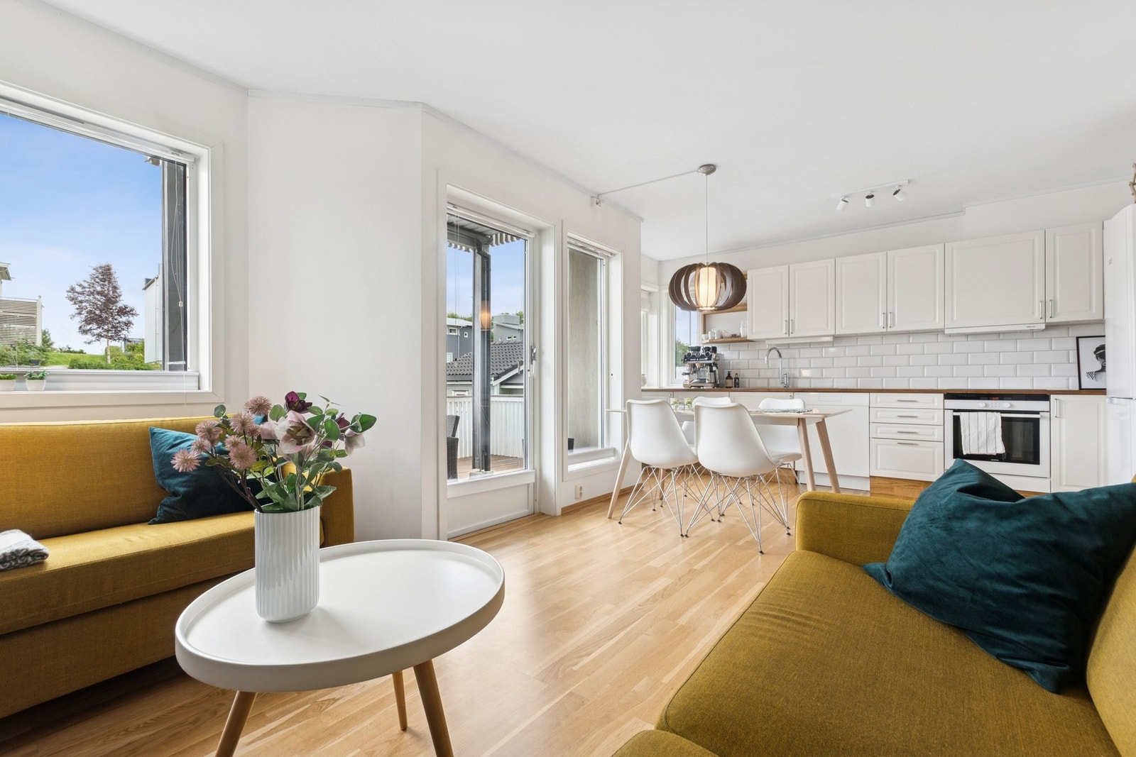 Lys og innbydende 2-roms leilighet med utgang til balkong på ca. 14 m². Galleribilde