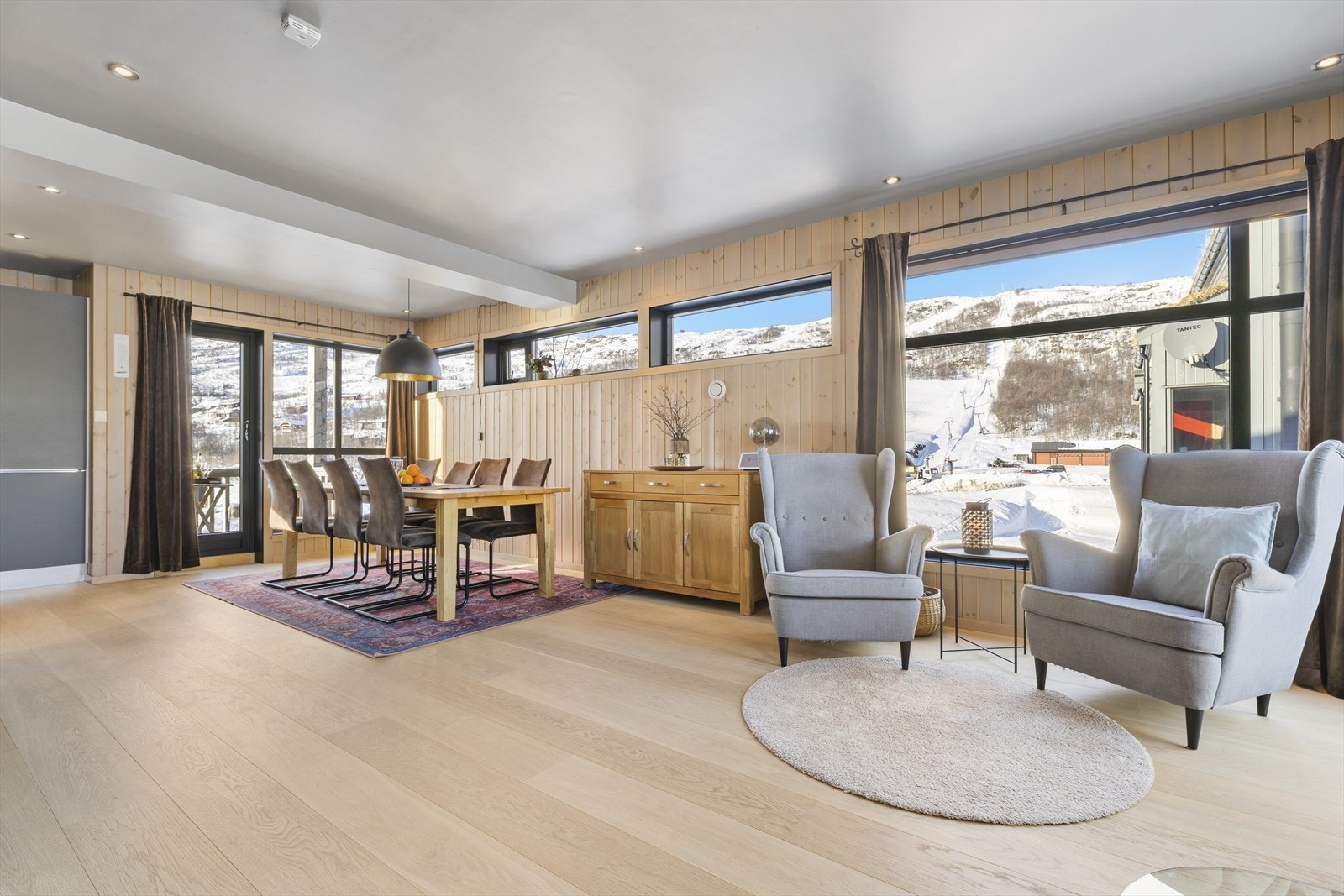 Den åpne stuen gir god plass til både sofa og spisegruppe, perfekt for samvær Galleribilde