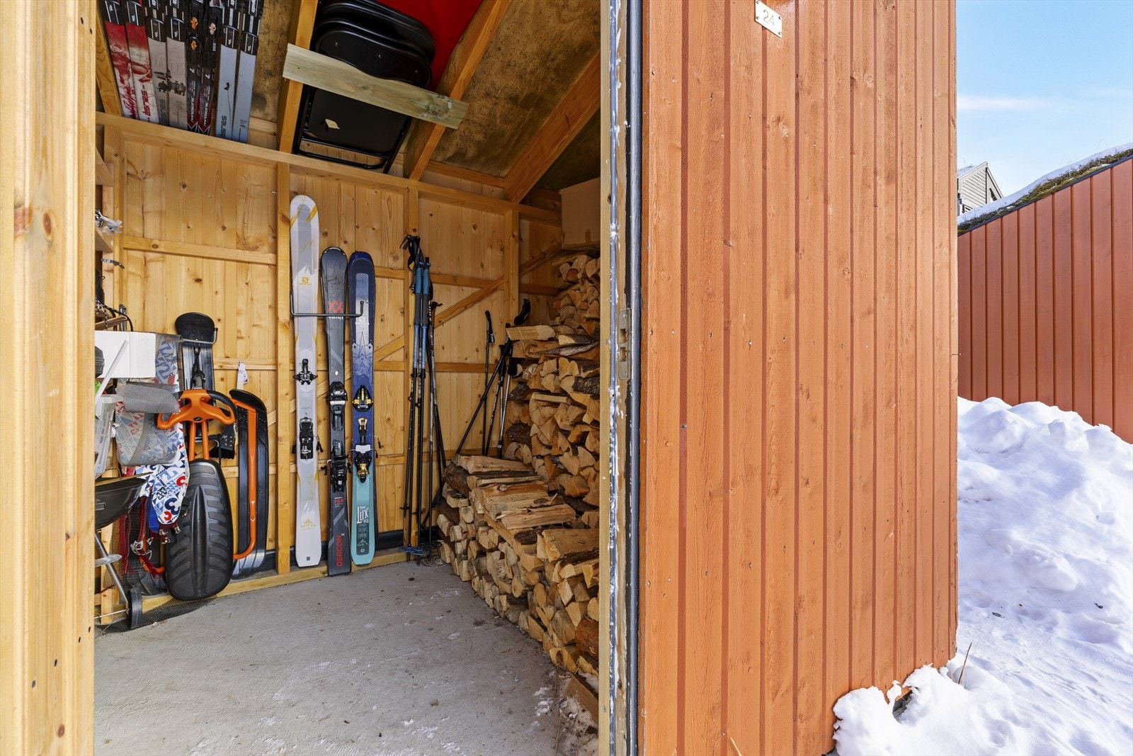 Tilhørende leiligheten er det også en utvendig bod, like ved inngangsdøren Galleribilde