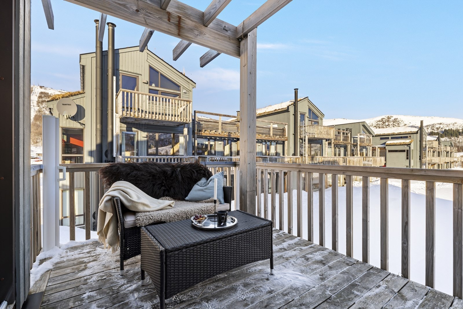 Balkong med panoramautsikt over det vakre landskapet og fjellene rundt Galleribilde