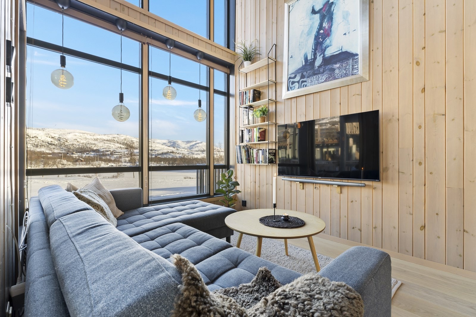 Stue med moderne møblering og utsikt som kan nytes fra flere vinkler Galleribilde