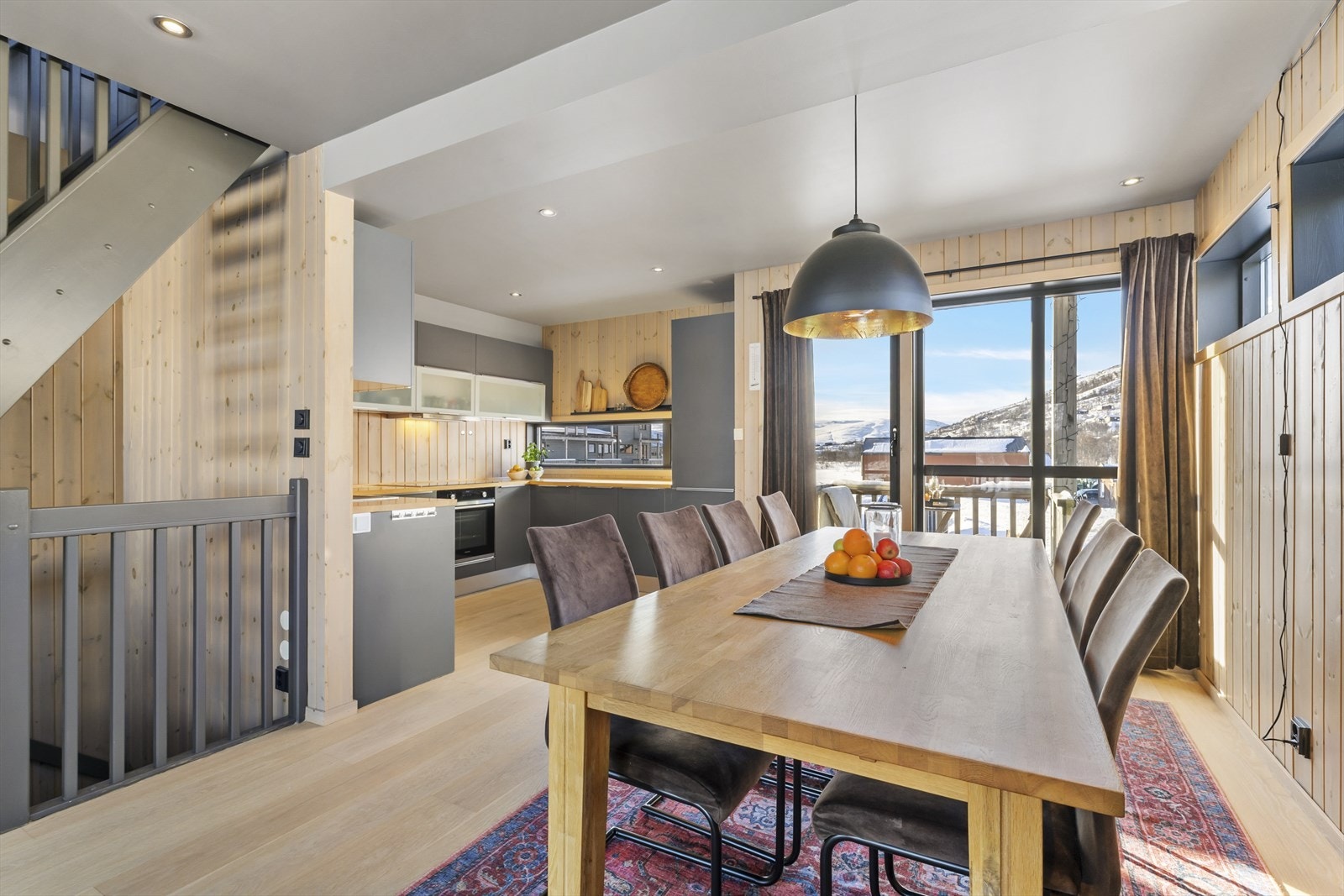 Spisestue i åpen løsning med gode lysforhold og vakre detaljer Galleribilde