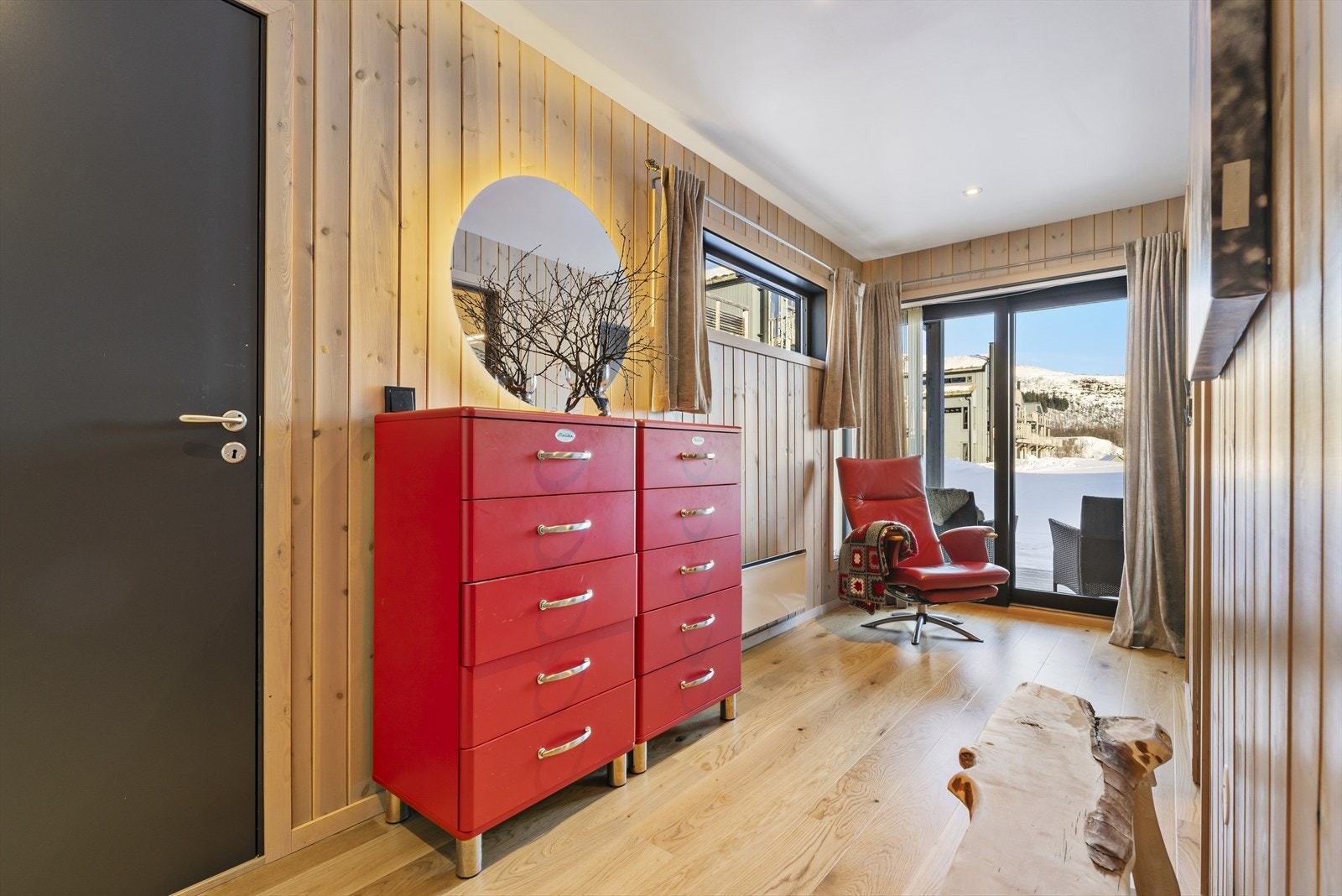 Romslig gang med gode oppbevaringsmuligheter, lyse farger og moderne detaljer Galleribilde