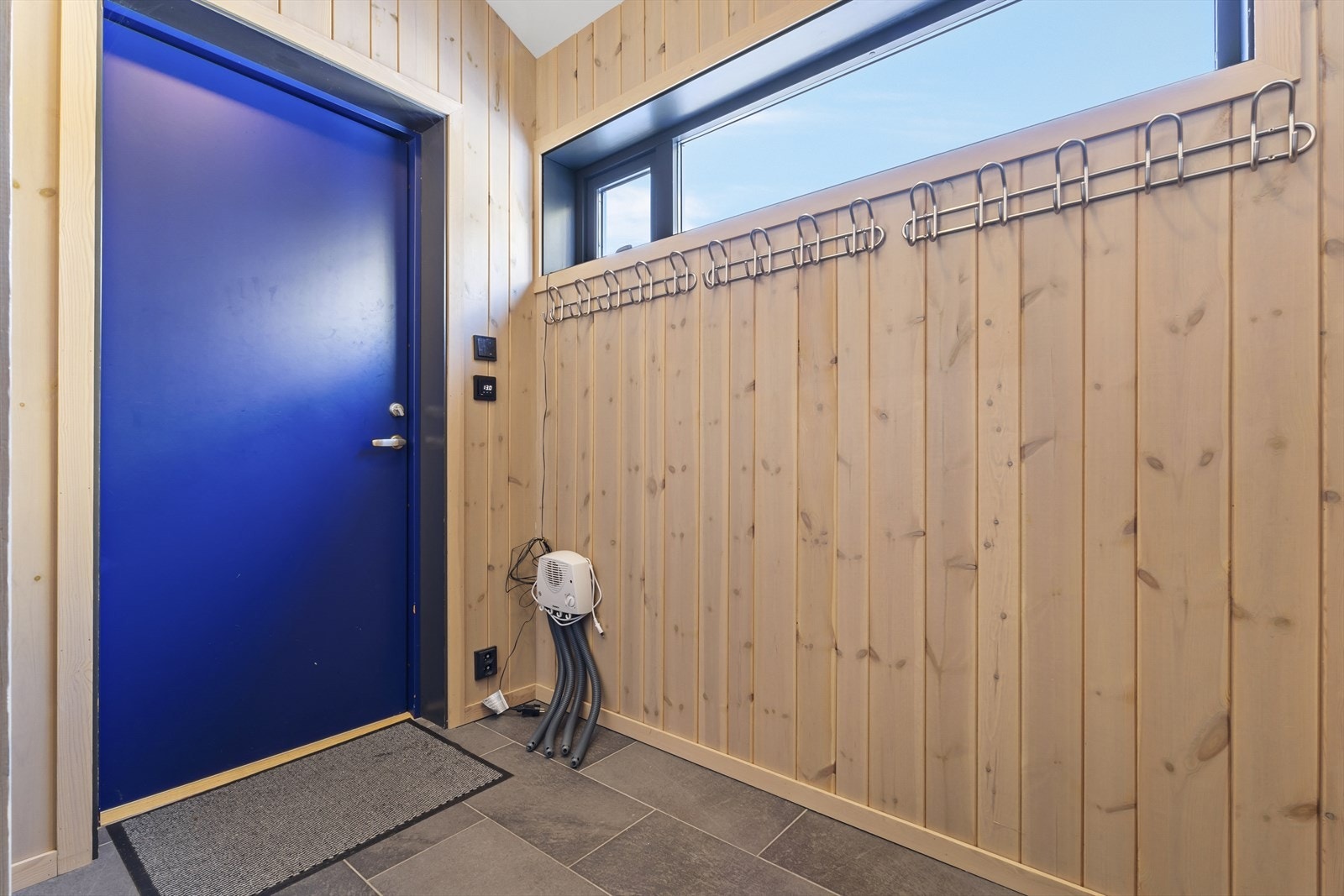 Inngangsparti med god plass til å henge fra seg klær og utstyr etter en dag ute Galleribilde