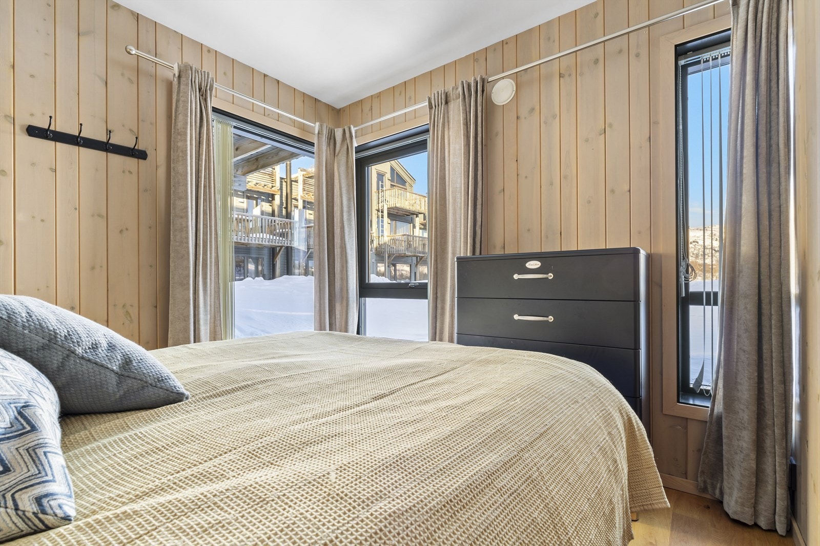 Romslig og innbydende soverom med god plass til dobbeltseng og lagring Galleribilde