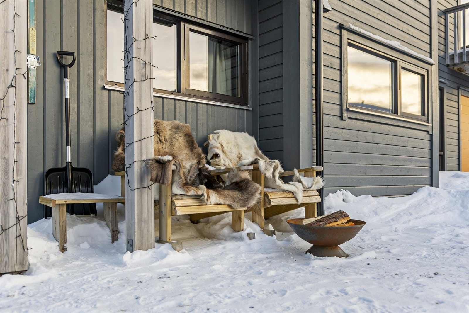 Hyggelig uteplass med sitteområde i nærheten av inngangen, perfekt for å nyte naturen Galleribilde