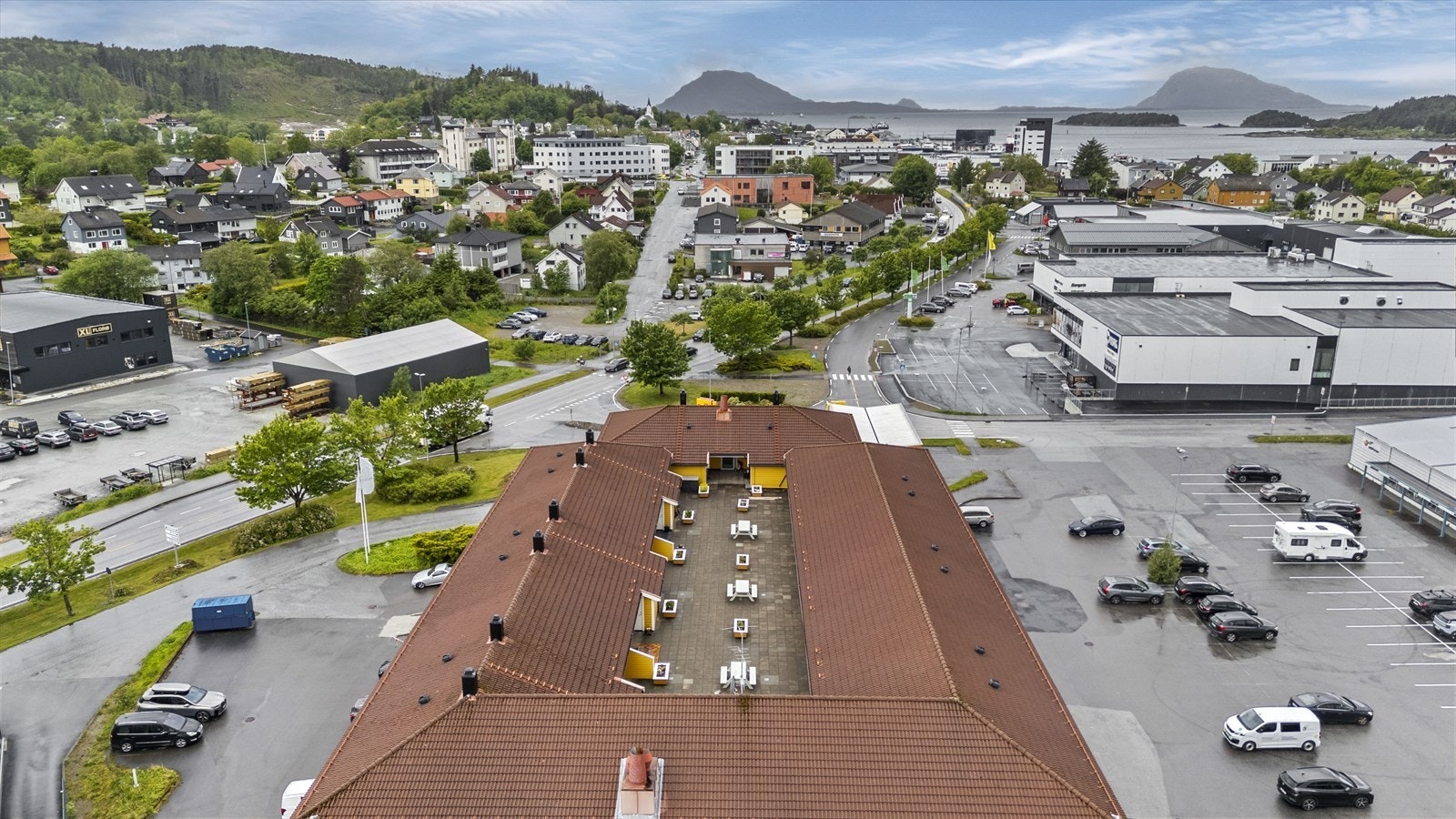 Burettslaget har uteplass i felles atrium i midten. Galleribilde