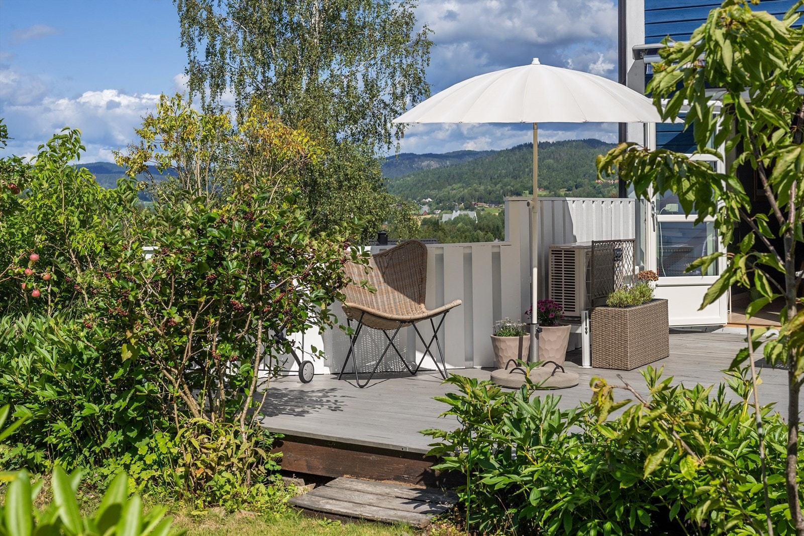 Stor flott solrik terrasse. Galleribilde