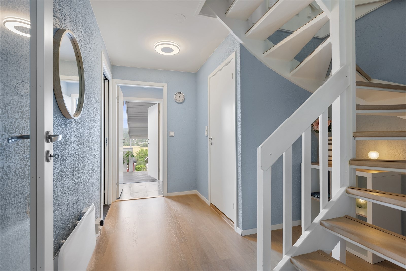 Romslig og hyggelig gang som setter tonen for resten av boligen. Galleribilde