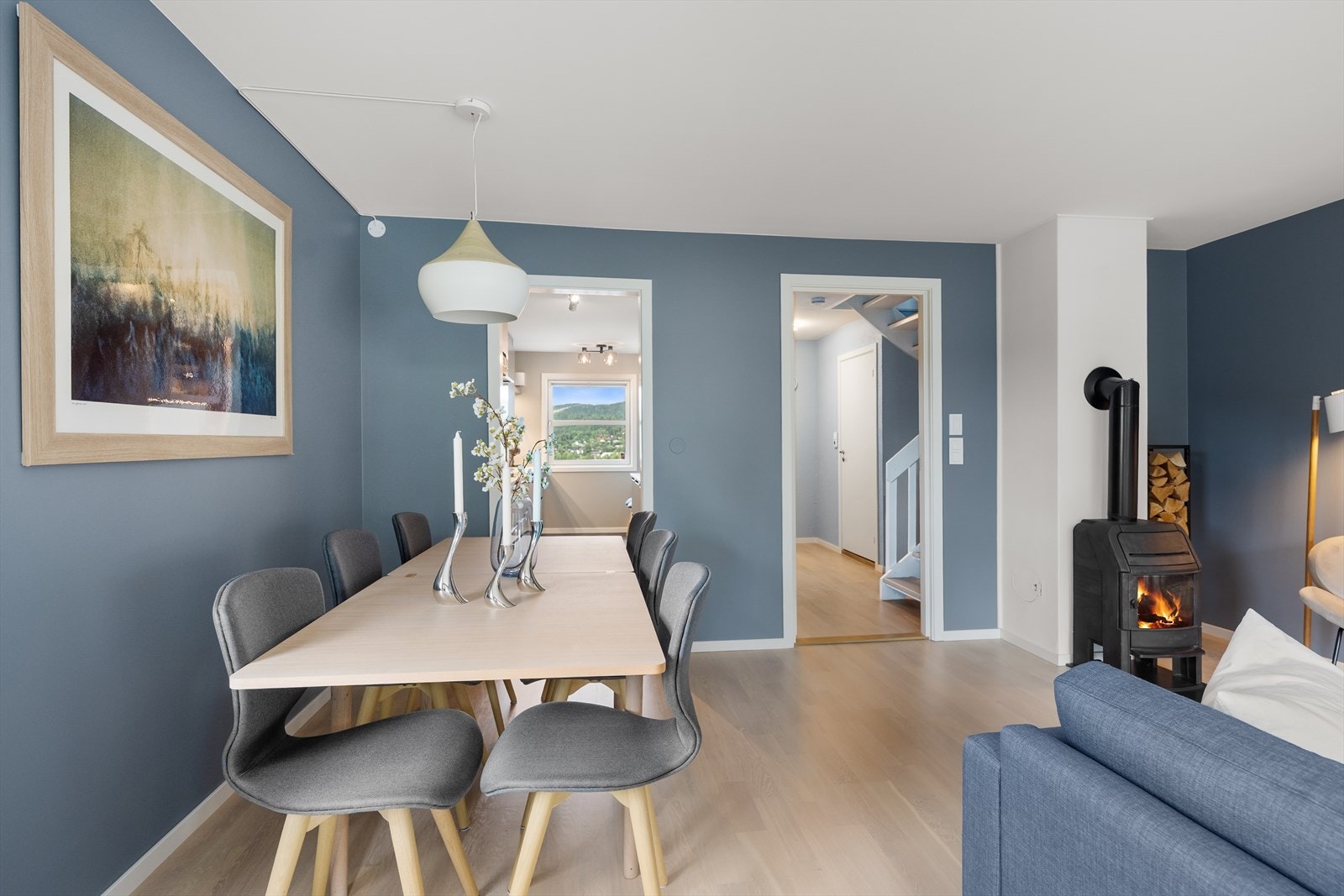 Videre er det plass til en spisestue hvor du kan samle gjester til gode middager og trivelige stunder. Galleribilde