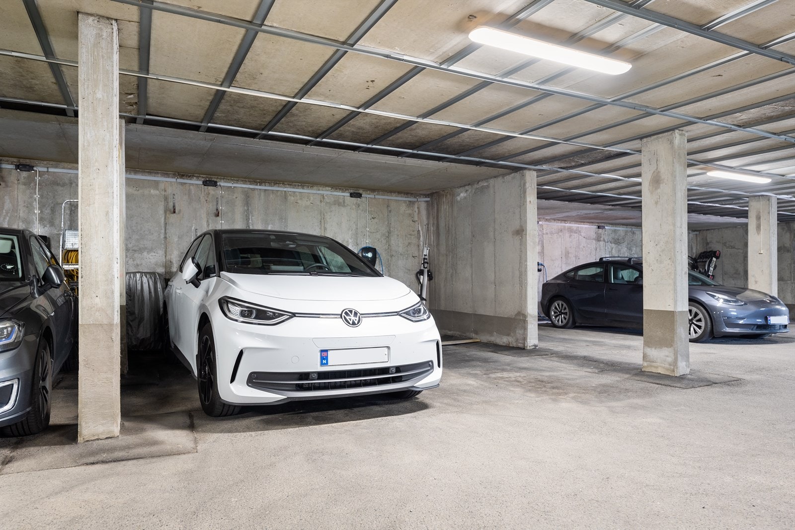 Det medfølger en fast garasjeplass, mulighet for å installere elbil-lader. Sameiet har også gjesteparkeringsplasser. Mulighet for å installere elbil-lader. Galleribilde