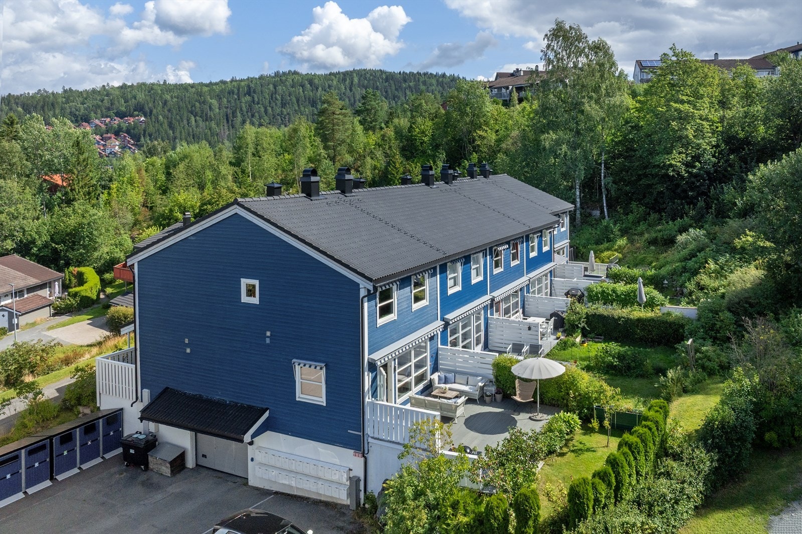 Sameiets garasjeanlegg under boligene. Galleribilde