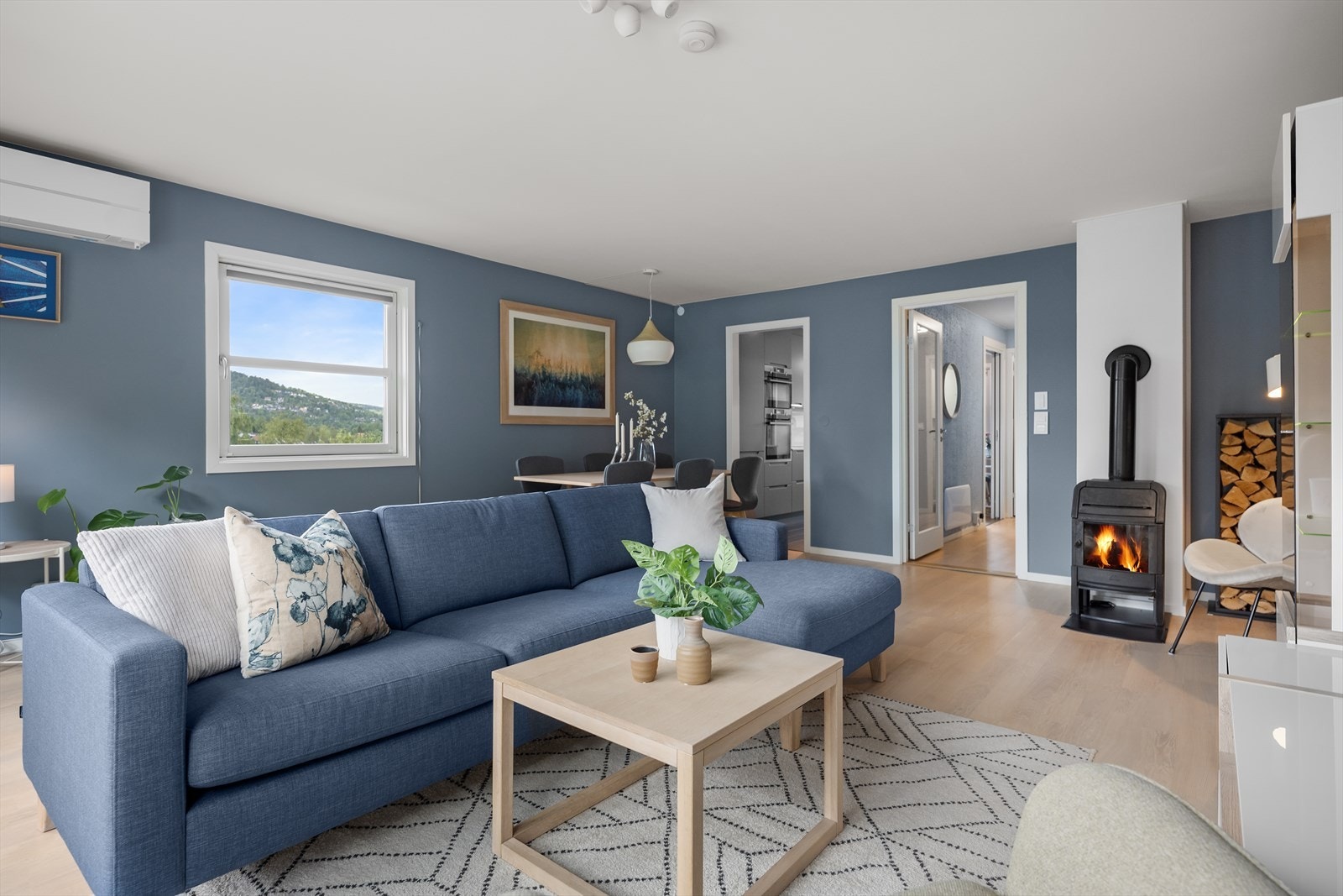 Stuens smarte utforming gir god plass til å dele oppholdsrommet inn i flere funksjonelle soner. Galleribilde