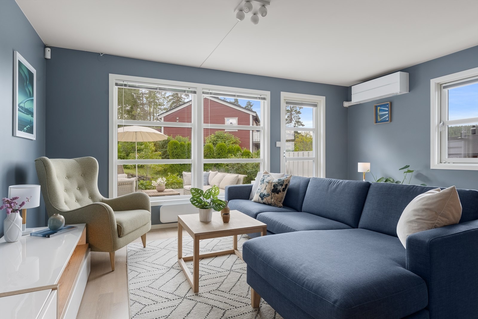 Nye flotte overflater med enstavs nydelig eiekeparkett og ikke minst nye trelags vinduer og varmepumpe. Galleribilde