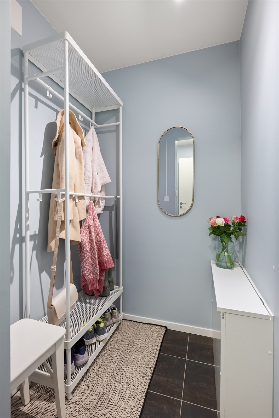 Ved inngangen ønskes du velkommen av en romslig og hyggelig entré med praktiske oppbevaringsmuligheter Galleribilde