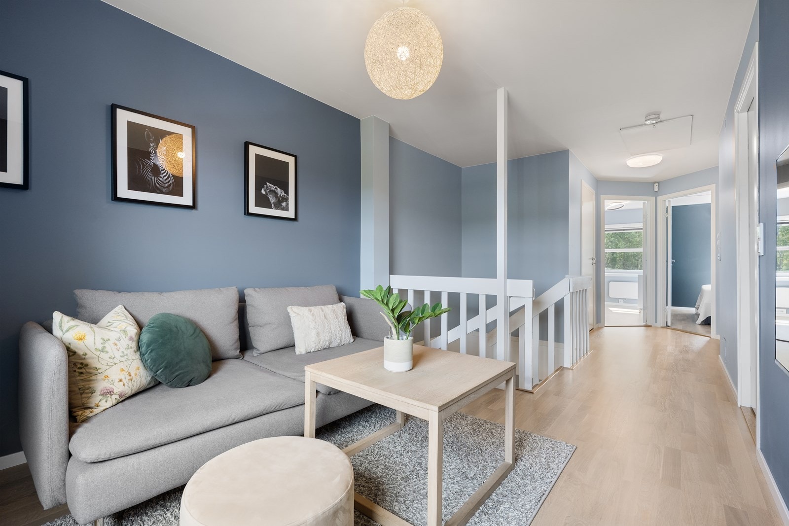 Praktisk planløsning der loftsstuen fungerer som et naturlig knutepunkt med inngang til soverommene Galleribilde