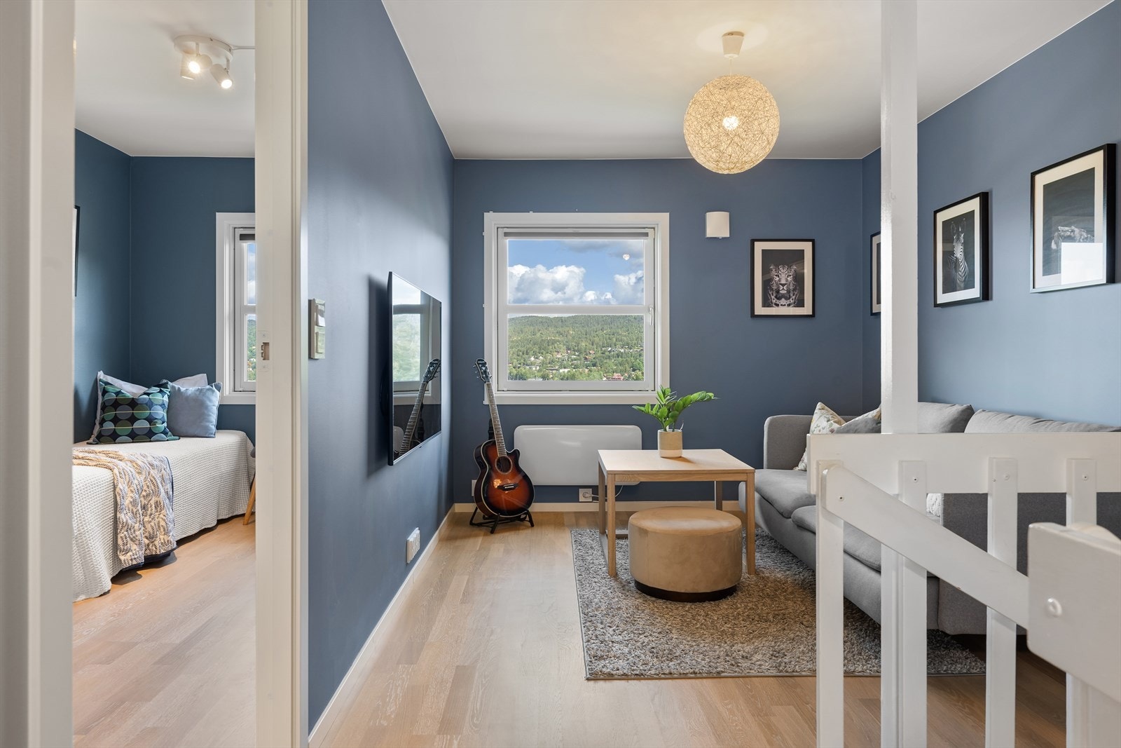 Med en stor vindusflate fylles loftsstuen og gangen til soverommene med naturlig lys og en behagelig romfølelse. Galleribilde