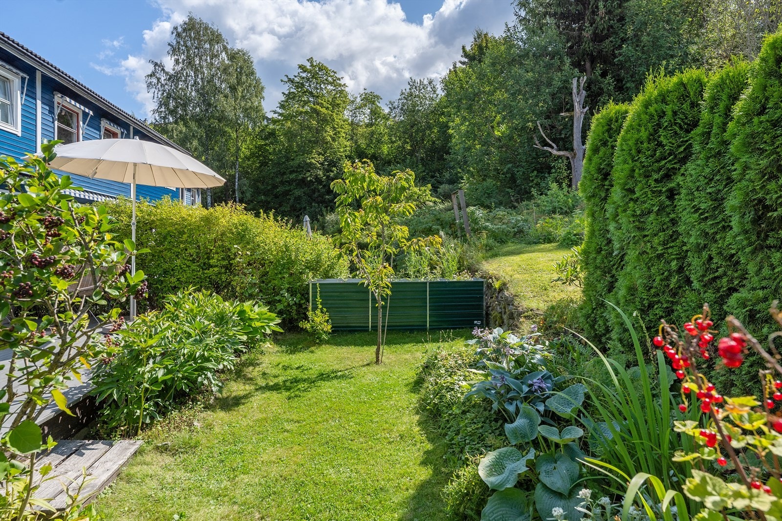 Nydelig beplantning til nytelse og fin skjerming. Utemiljøet er flott opparbeidet med fine plasser for opphold og hygge. Galleribilde