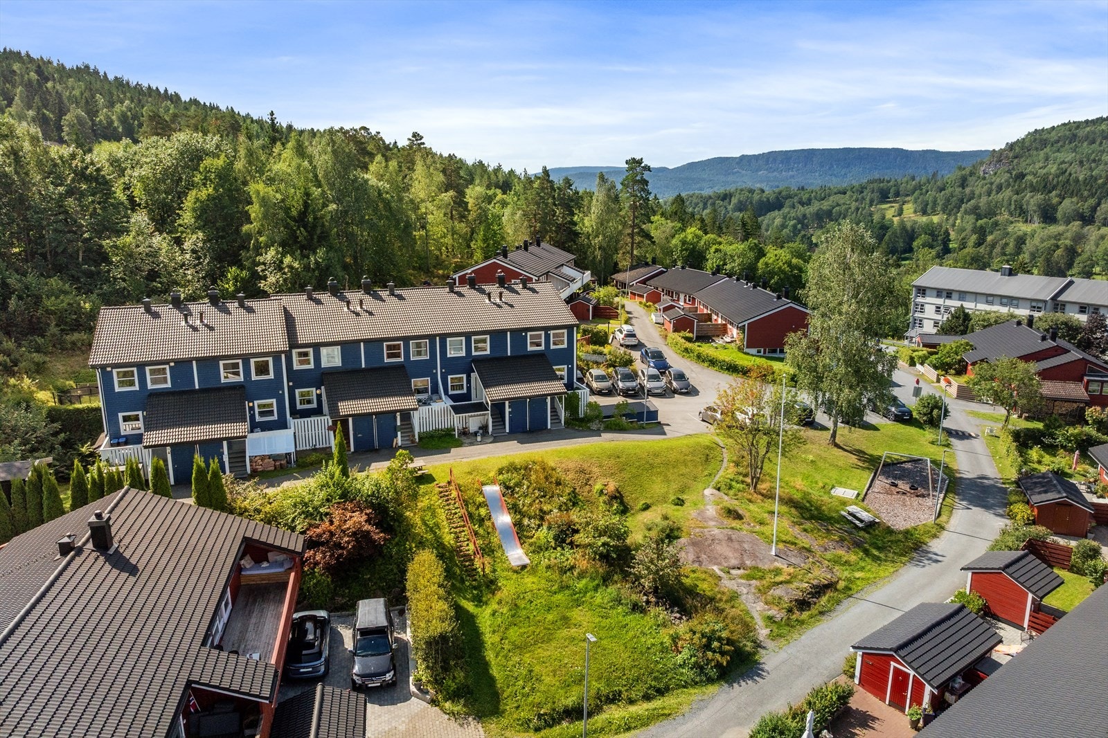 Med gangavstand til skoler, barnehager og kollektivtransport oppleves denne boligen som sentralt beliggende. Galleribilde