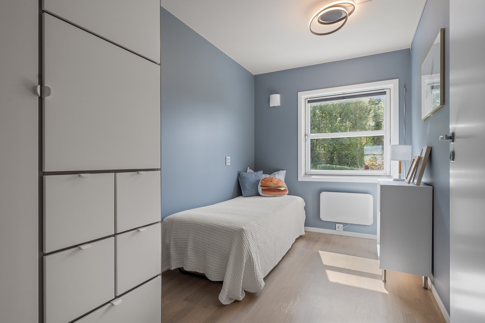 Passer perfekt som barnerom, gjesterom eller et praktisk hjemmekontor. Galleribilde