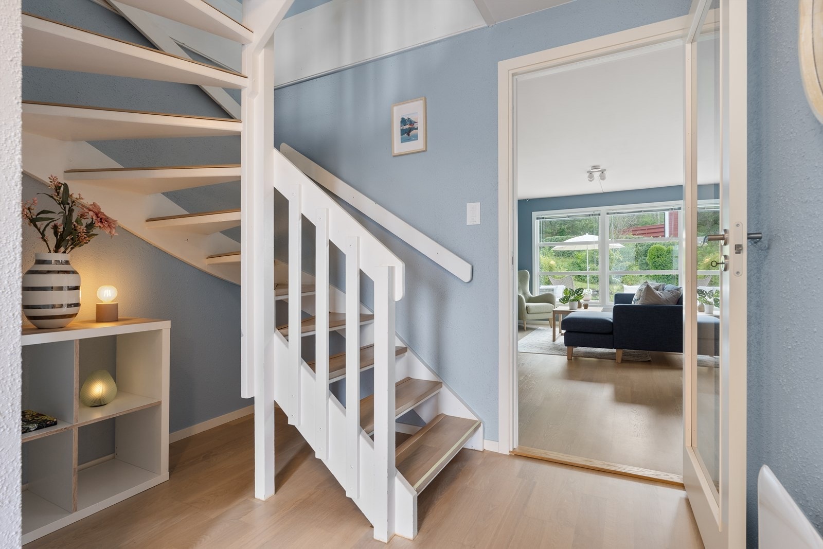 Fra gangen er det adkomst til stuen samt trapp opp til boligens andre etasje. Galleribilde