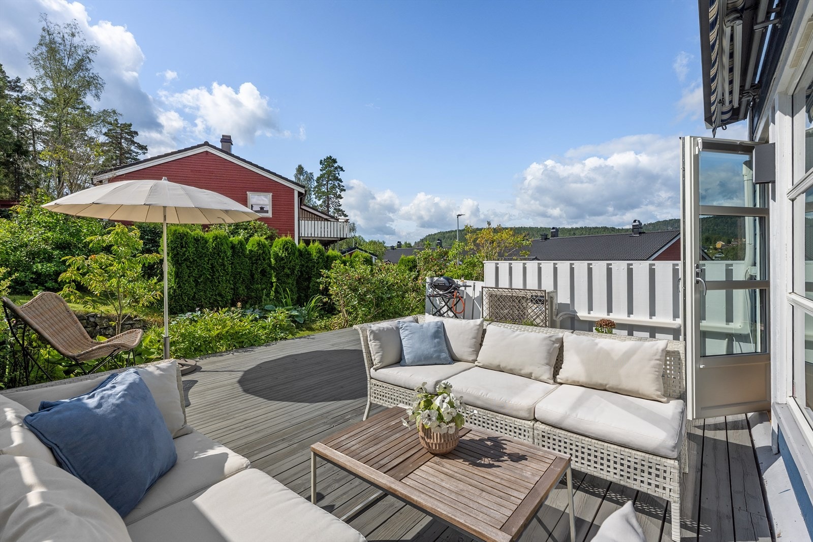 Fra stuen åpner det seg en romslig terrasse på ca. 39 m² - perfekt for både rolige stunder og sosiale sammenkomster. Galleribilde