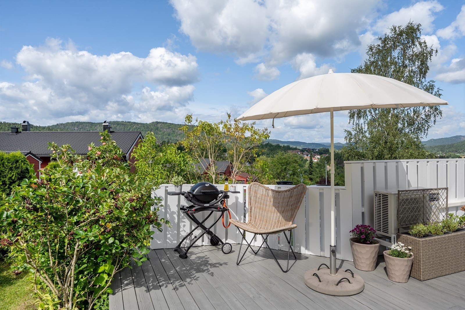 Flott uteområde, perfekt til varme hyggelige grilldager med venner og familie. Galleribilde