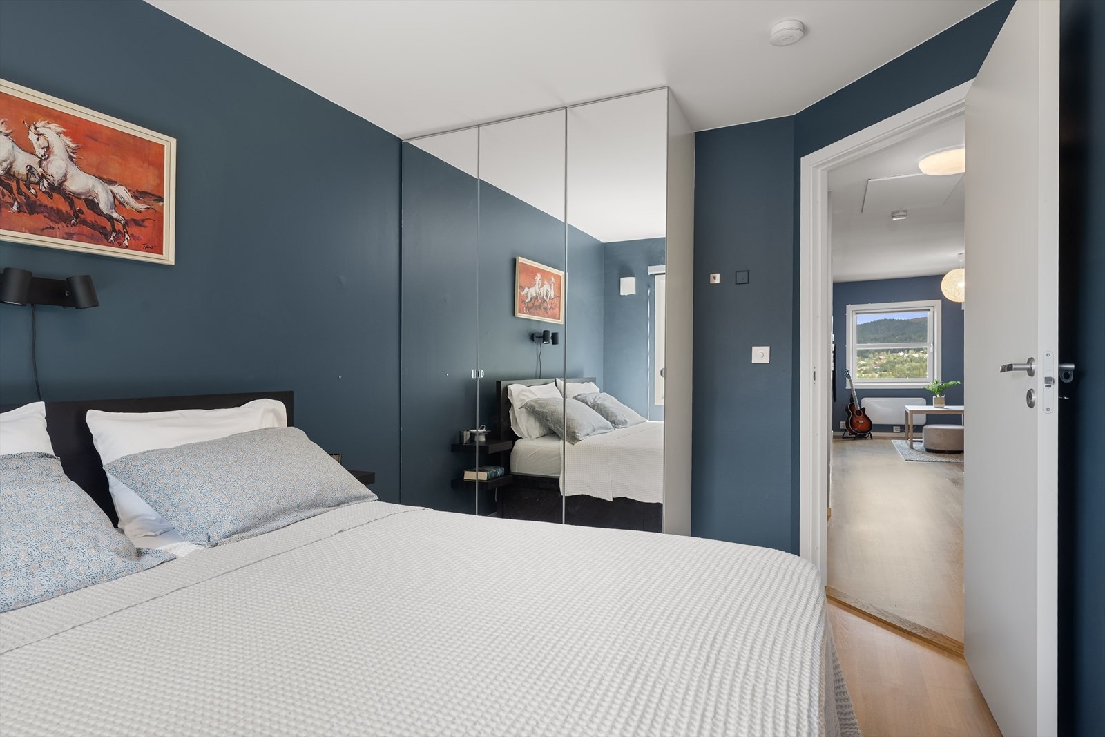 Hovedsoverommet er av god størrelse med plass til en dobbeltseng, tilhørende nattbord og annet ønskelig møblement. Klær kan pent ryddes bort i et romslig garderobeskap. Galleribilde