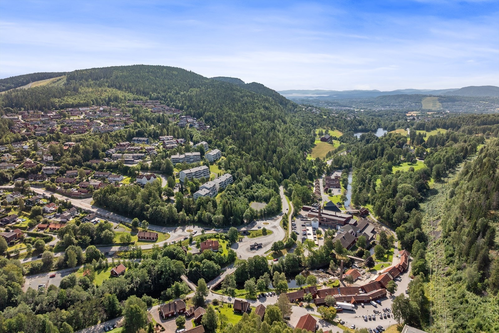 Umiddelbar nærhet til marka, med flotte ski/sykkel -og turmuligheter, både sommer og vinter, ikke minst innover Krokskogen. Kolsåsbakken og Krydsbybakken like i nærheten. Galleribilde