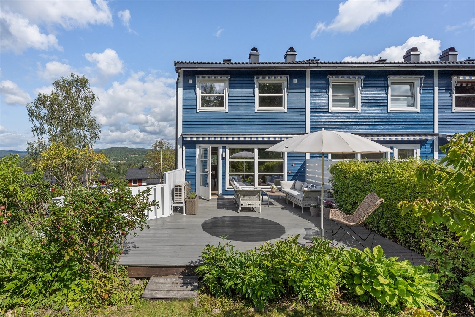 Idyllisk og skjermet uteplass med både hage og stor flott terrasse. Flott opparbeidet. Galleribilde