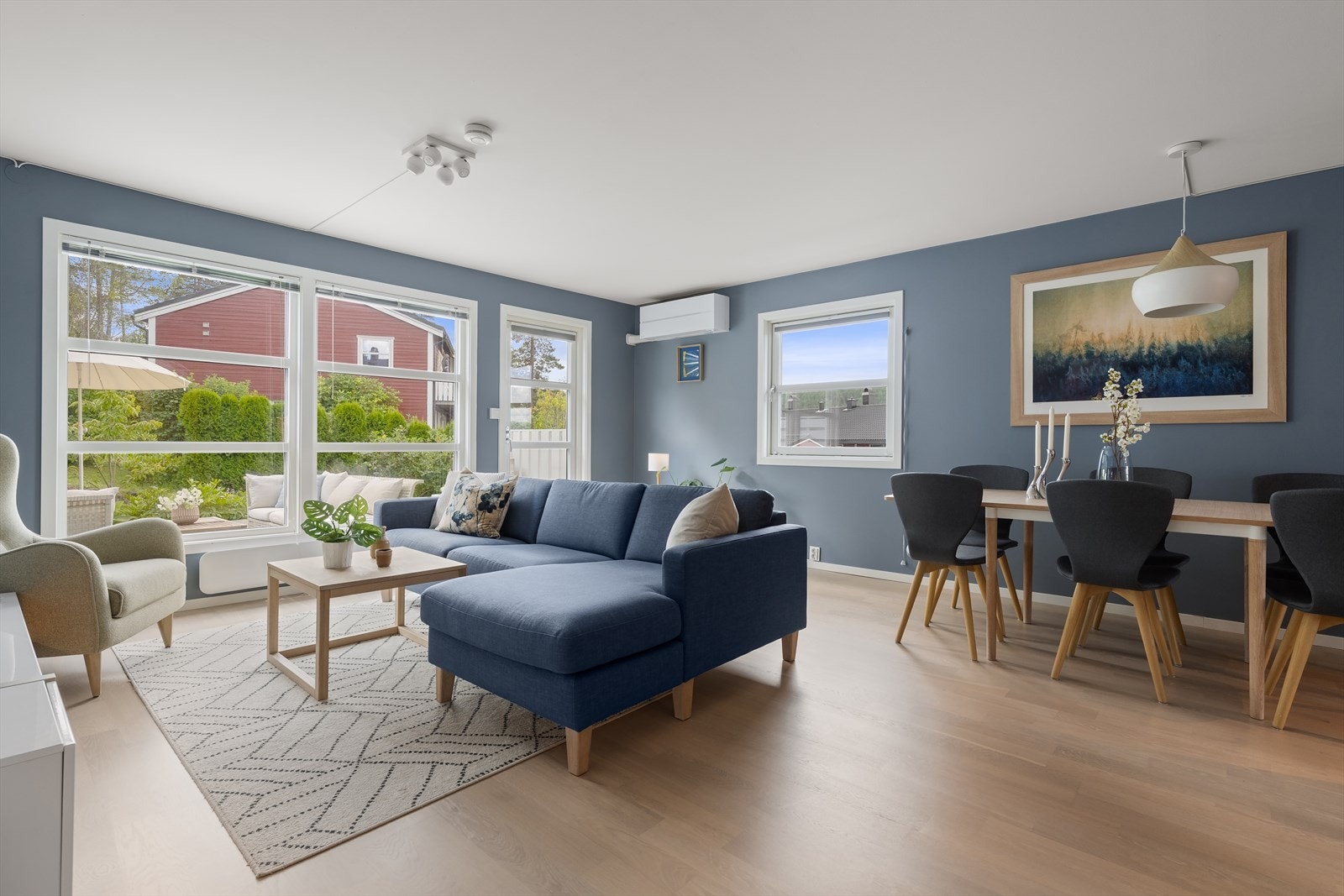 Stor og innbydende stue med spisestue - perfekt for både hverdagsliv og hyggelige selskap. Galleribilde