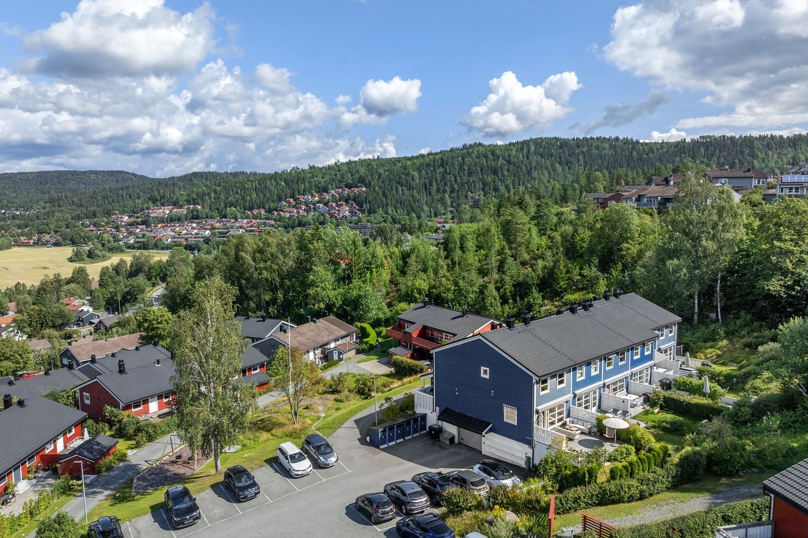 Boligen ligger godt tilbaketrukket og skjermet for trafikk i et meget veletablert boligområde på Nedre Toppenhaug. Galleribilde