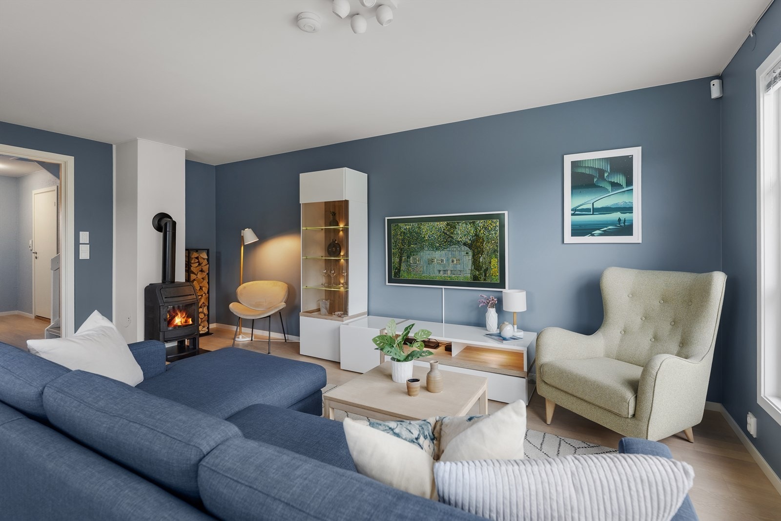 De generøse vindusflatene fyller rommet med naturlig lys og gir en åpen og behagelig atmosfære. Galleribilde