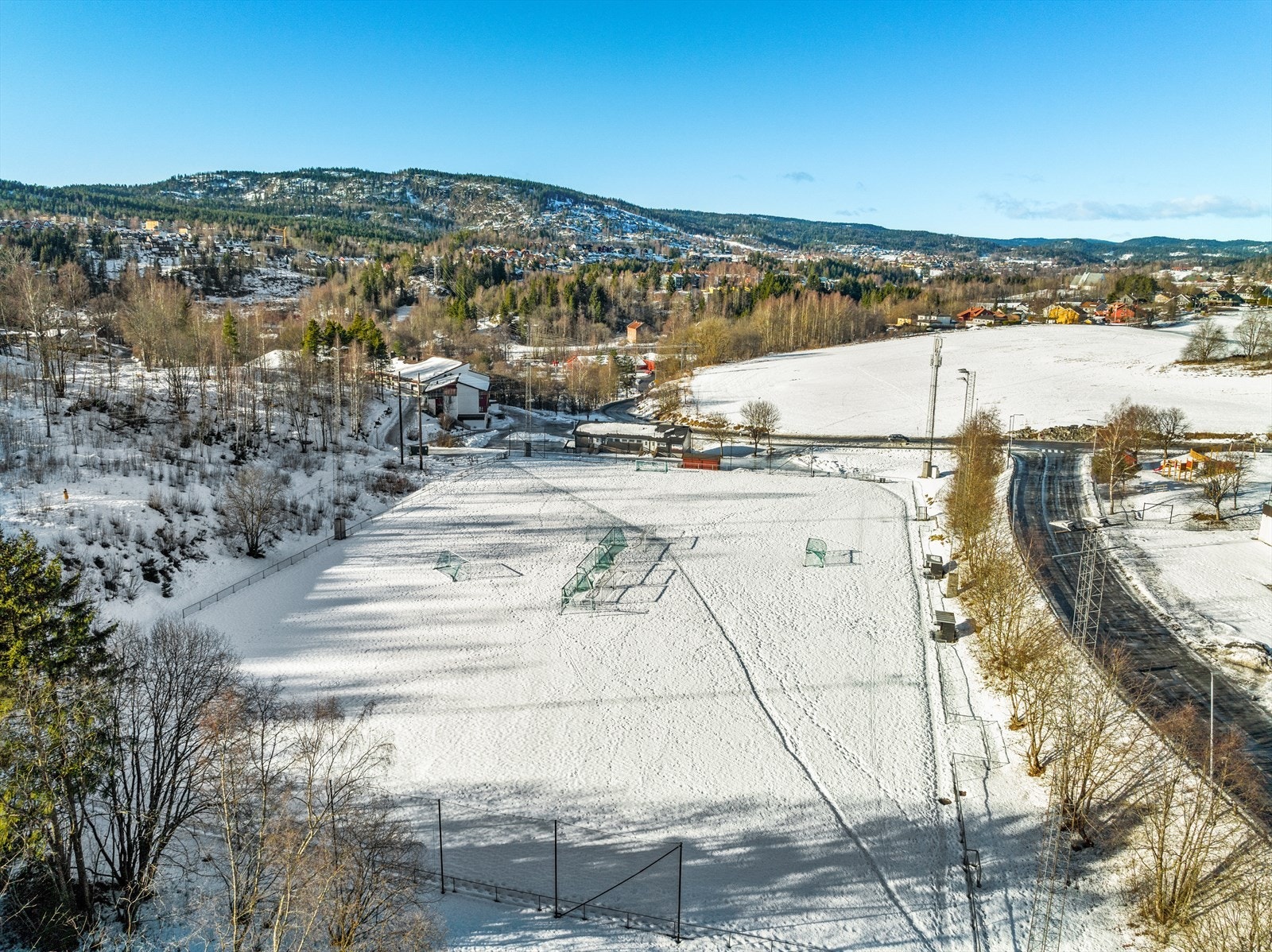Fottballbanen blir til kunstgressbane om sommeren. Galleribilde