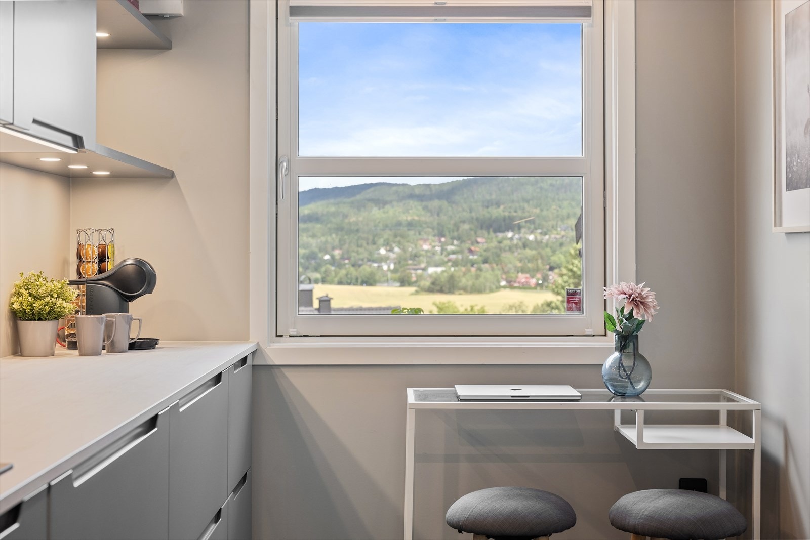 Kjøkkenet har plass til et lite spisebord, ideelt for å starte dagen med en god frokost. Galleribilde