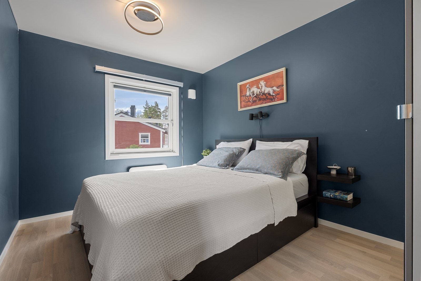 Videre har boligen tre romslige og innbydende soverom. Galleribilde