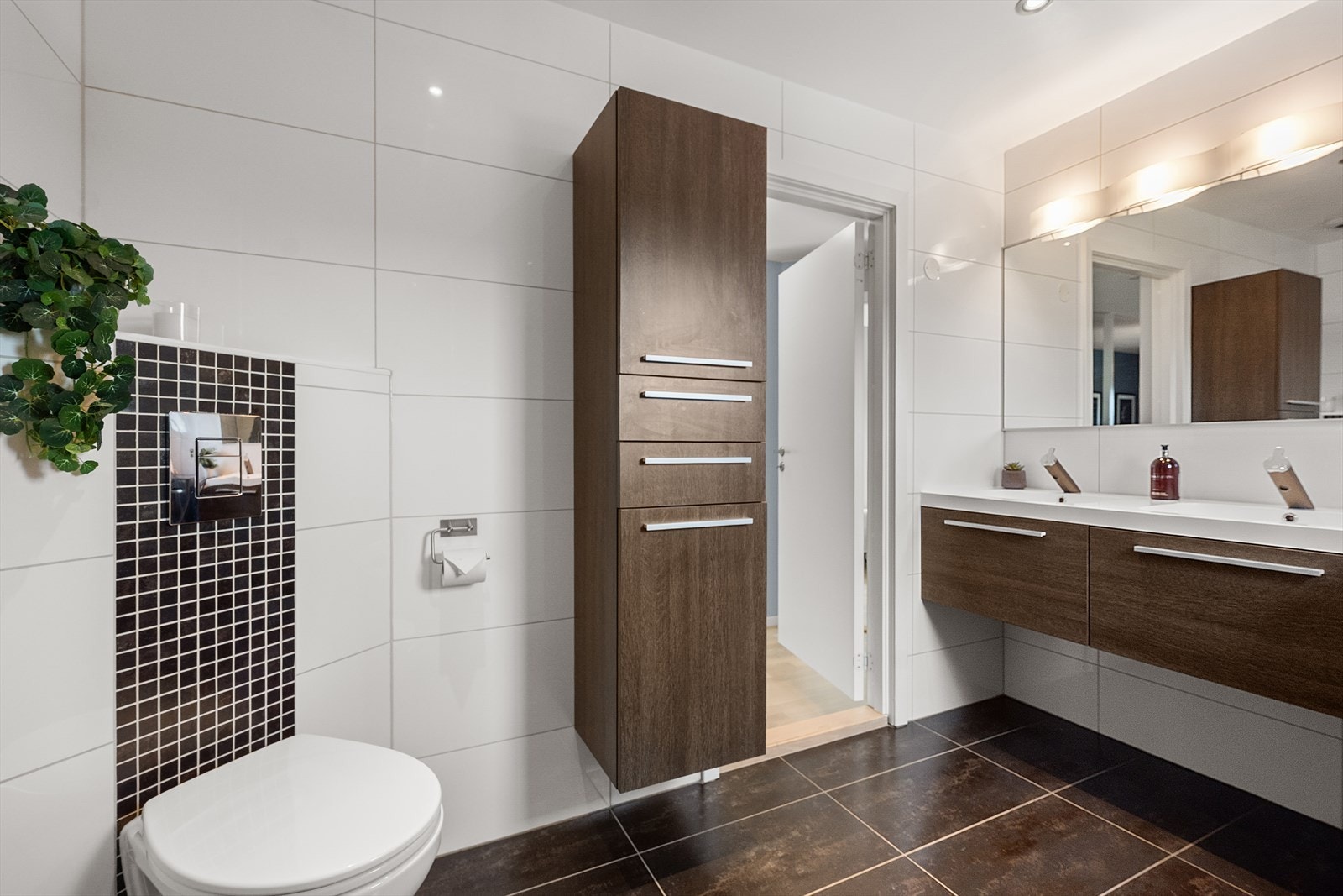 Pent flislagt baderom med lun varme fra elektriske varmekabler i gulvet. Galleribilde