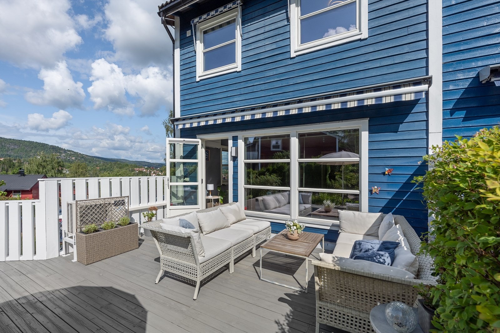 Terrassen oppleves som en harmonisk fortsettelse av stuens oppholdsrom. Galleribilde