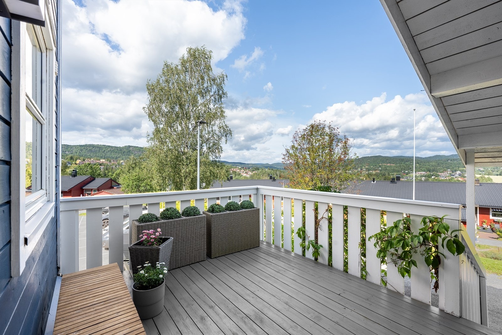 Hyggelig inngangsparti, hvor du kan nyte en fin utsikt. Galleribilde