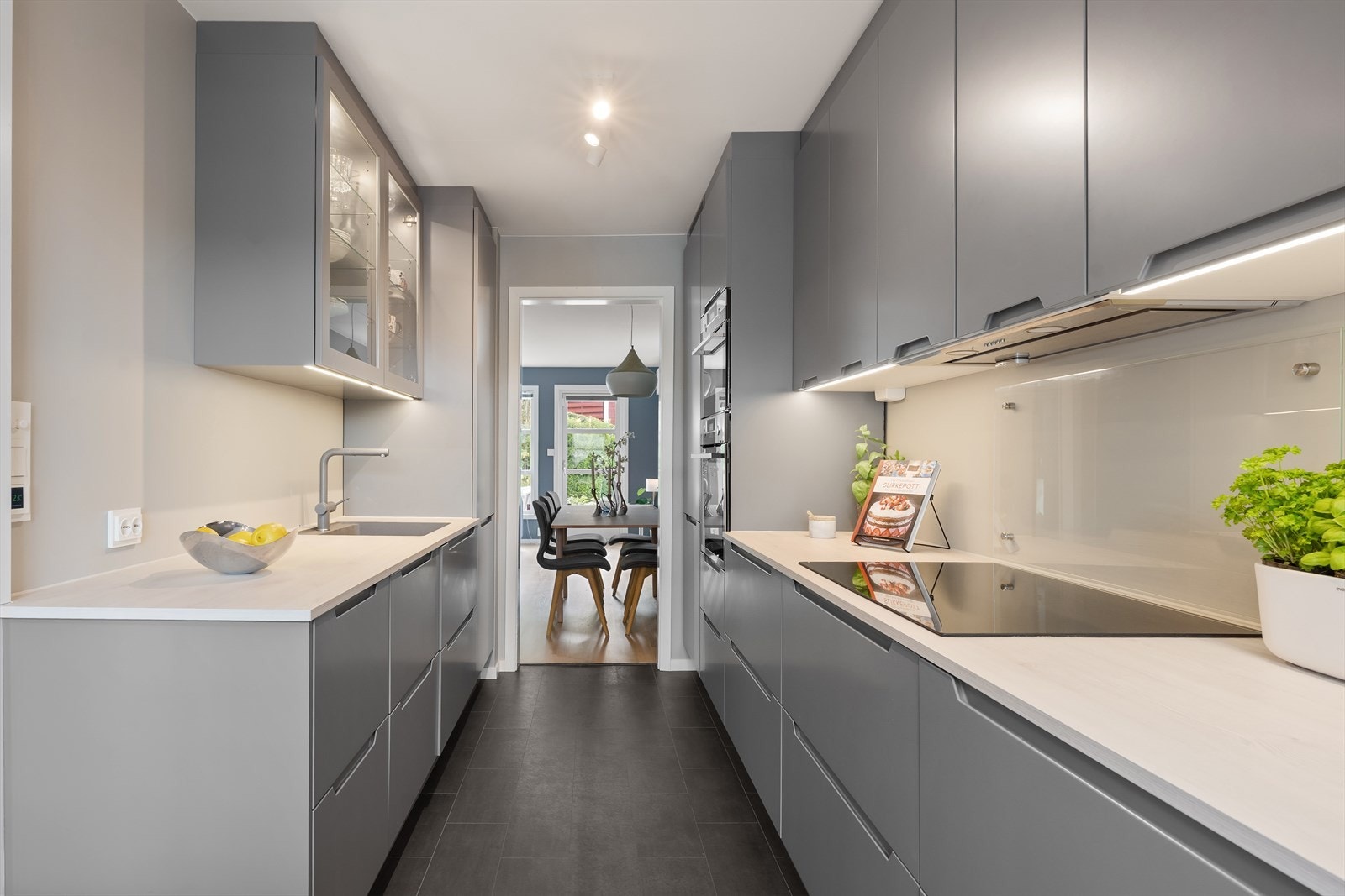 Videre er kjøkkenet utstyrt med innfelte hvitevarer som stekeovn, mikro, induksjonsplatetopp, kjøl/frys og oppvaskmask. Galleribilde