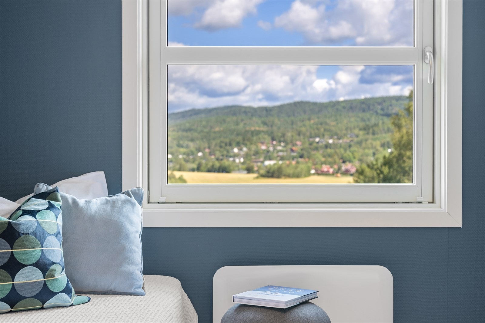 Soverommet og stuen i 2. etasje har en flott utsikt som skaper en ekstra hyggelig atmosfære. Galleribilde