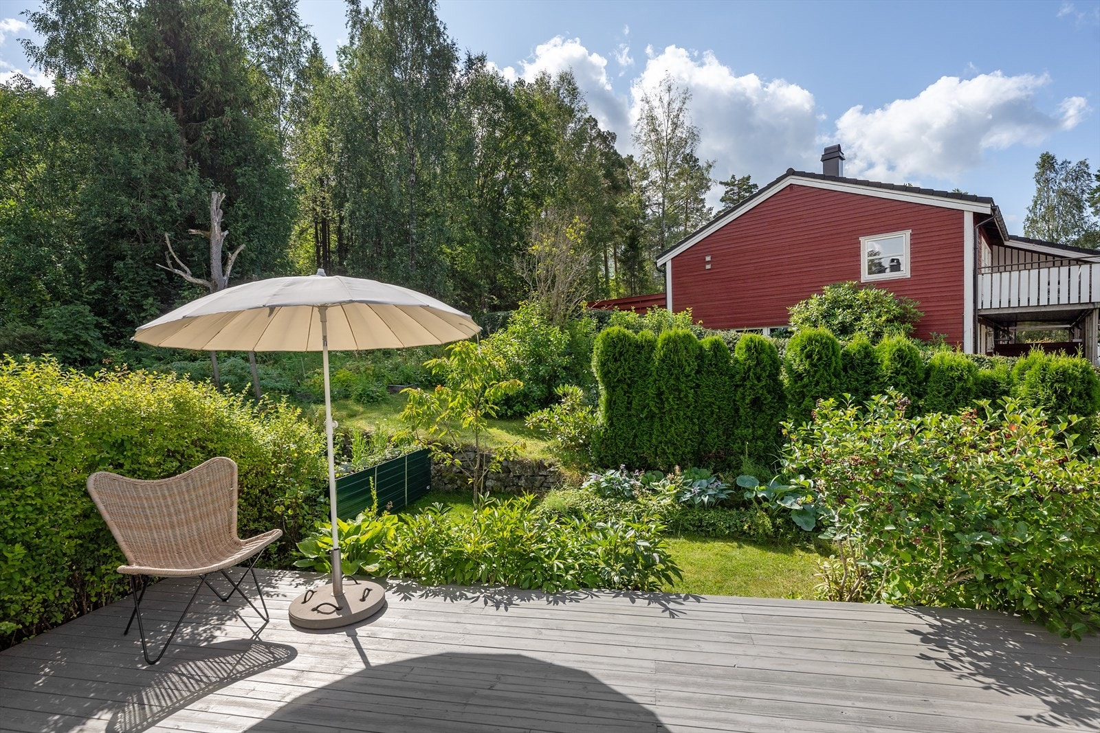 Et perfekt sted å tilbringe sommerens solrike dager med avslapning og hyggelige måltider ute. Galleribilde