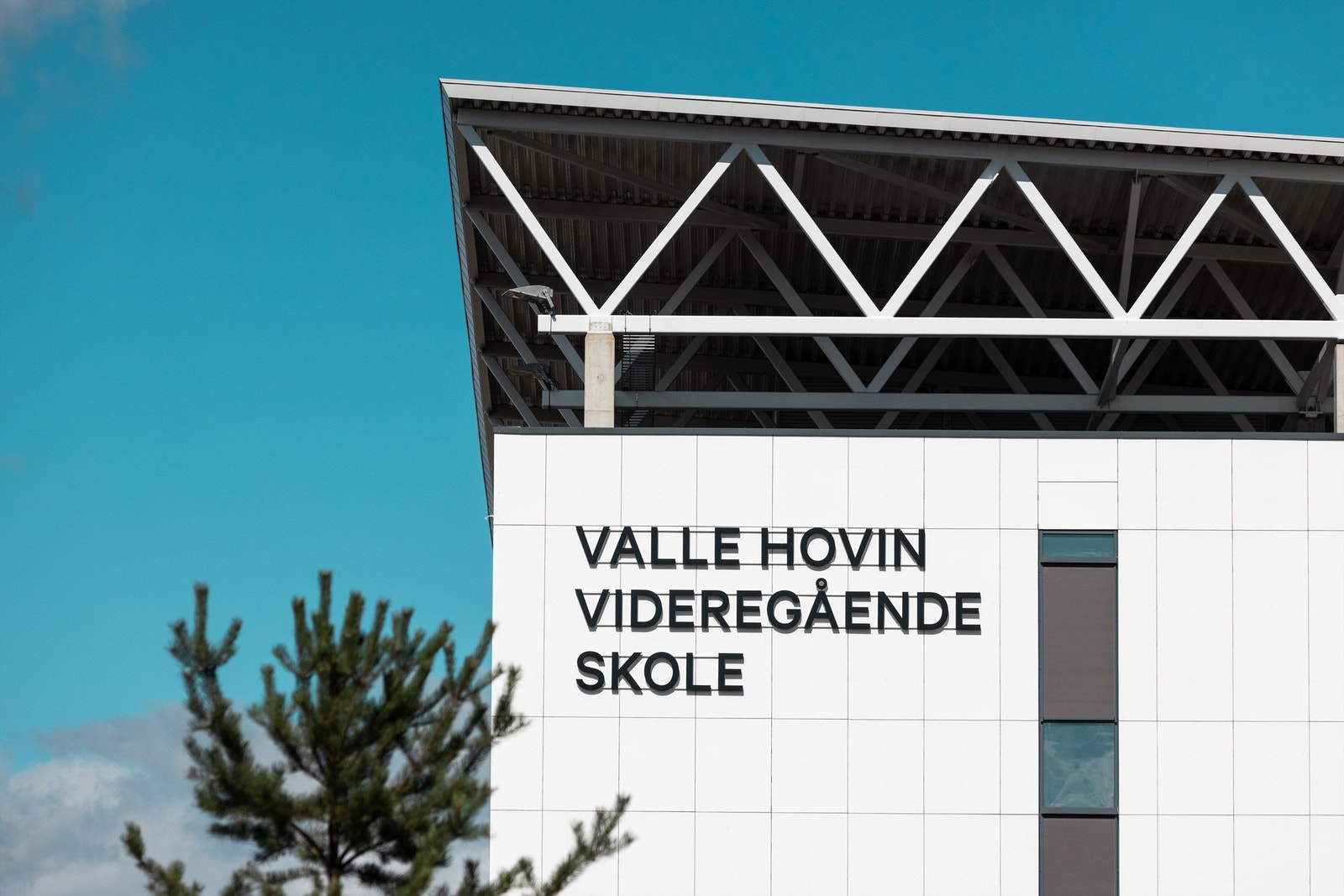 Valle Hovin videregående skole er samlokalisert med Intility Arena ved Valle Hovin i Gamle Oslo, og åpnet høsten 2017. Galleribilde