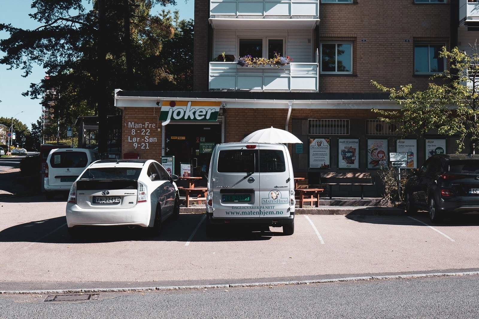 Det er flere nærliggende dagligvarebutikker, blant annet Joker Hasle som er åpent alle dager i uken. Galleribilde